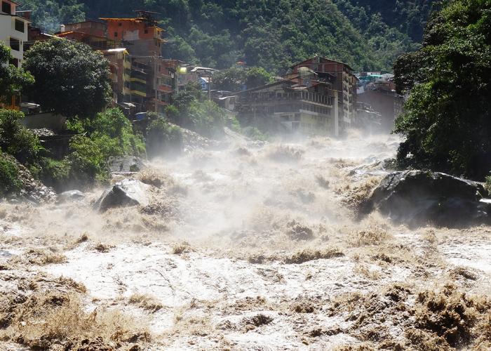 River floods in Peru city